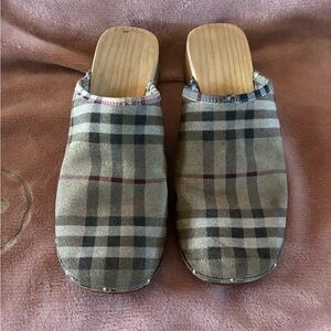 Burberry clogs